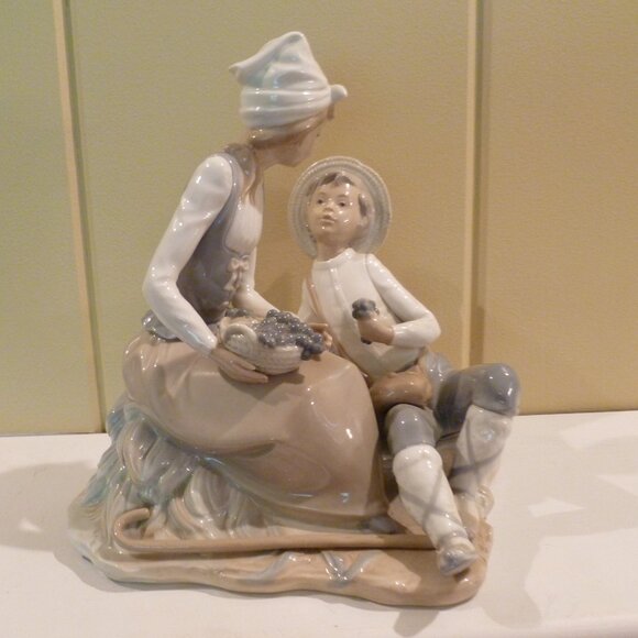 Nao by Lladro Vintage 1977 Figurine 'Chattering' #199 Boy and Girl Eating Grapes - Picture 7 of 16